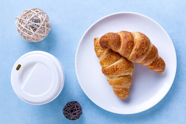 Pequeno Almoço Francês Com Croissants Acabados Fazer Uma Chávena Café — Fotografia de Stock