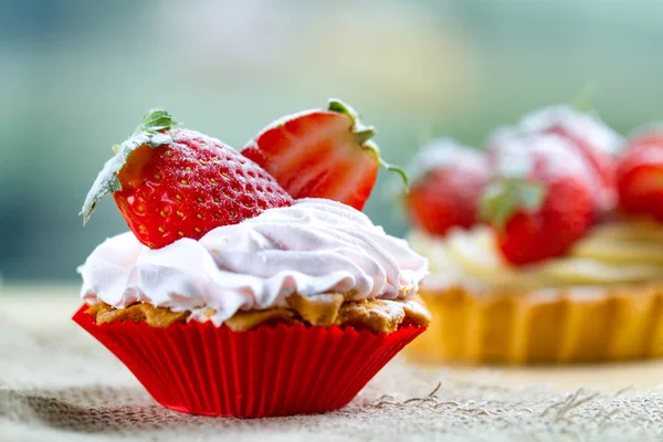 Νόστιμα Κέικ Φράουλα Κρέμα Και Τις Φρέσκες Φράουλες Ζαχαροπλαστικής Γλυκό — Φωτογραφία Αρχείου
