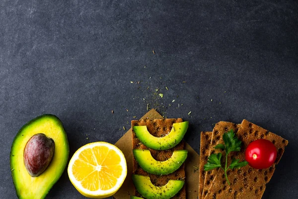 Knapperig Broodje Met Avocado Snack Brood Fitness Eten Rogge Tarwe — Stockfoto