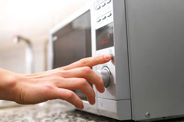 Using Microwave Heat Food — Stock Photo, Image