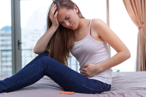 Die Junge Frau Fühlt Sich Schlecht Und Hat Während Der — Stockfoto