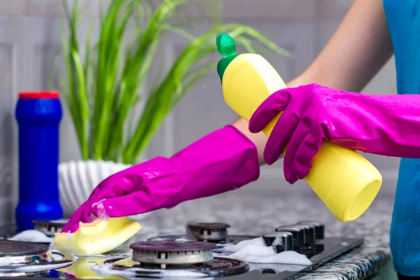 Huisvrouw Gekleurde Rubber Handschoenen Wast Een Gaskachel Met Afwasmiddel Keuken — Stockfoto