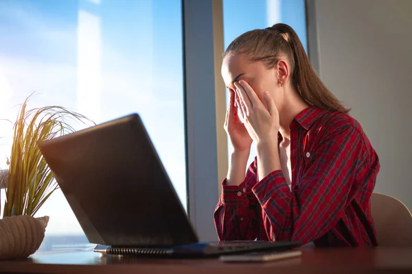 Fadiga Olho Depois Trabalho Longo Computador Freelancer Sentindo Tensão Ocular — Fotografia de Stock