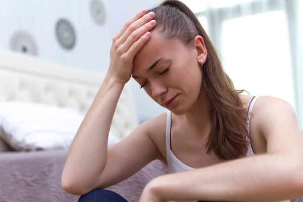 Mujer Joven Estresada Sentada Sola Suelo Habitación Sosteniendo Sus Sienes — Foto de Stock