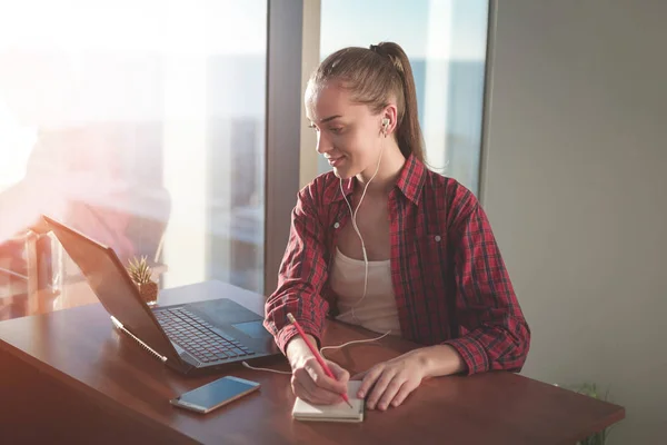 Studenten Die Online Bildungsdienste Nutzen Eine Junge Frau Schaut Ihr — Stockfoto