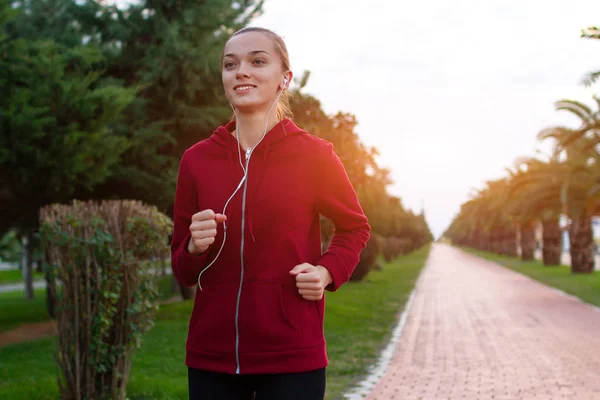 Una Joven Mujer Fitness Escuchando Música Corriendo Paseo Marítimo Atardecer — Foto de Stock