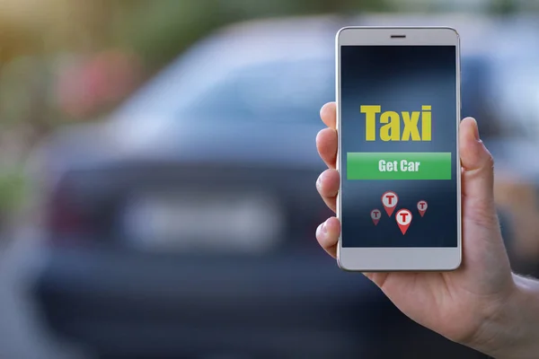 汽车共享和租车概念 通过移动应用程序拨打出租车的客户 在网上租一辆车 在城市周围短途旅行 共享经济 出租车在线 — 图库照片