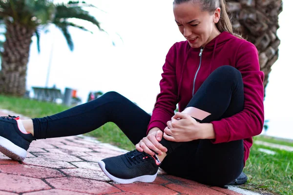 Bir Genç Spor Ayakkabı Spor Fitness Kız Koşu Sırasında Yaralandı — Stok fotoğraf