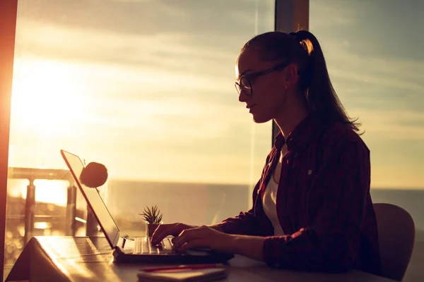 Hermosa Joven Mujer Negocios Gafas Trabajo Línea Casa Con Ordenador —  Fotos de Stock