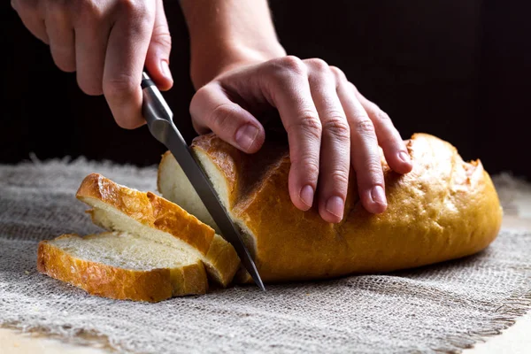 Szeletelés Hosszú Kenyeret Pékségben Asztalon Sütőipari Termékek Kenyér Rozs Búza — Stock Fotó