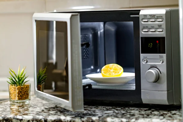 Microwave Cleaning Using Lemon — Stock Photo, Image