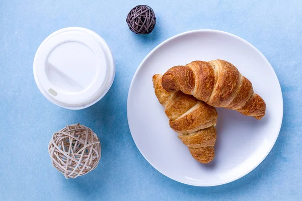 Pequeno Almoço Francês Com Croissants Acabados Fazer Uma Chávena Café — Fotografia de Stock