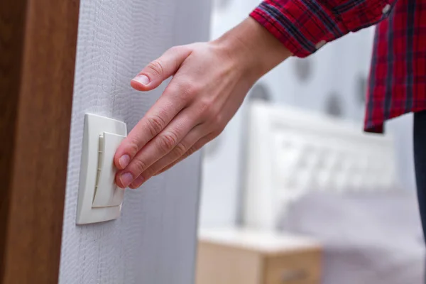 Hand Witte Wandschakelaar Het Licht Aan Uit Draaien Kamer — Stockfoto