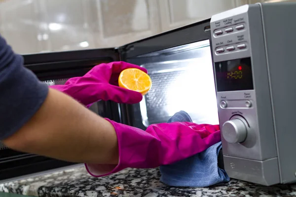 Mano Ama Casa Guantes Goma Limpiando Microondas —  Fotos de Stock