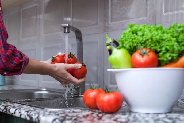 Mulher Lavar Legumes Cozinha Legumes Para Cozinhar Salada Alimentação Correta — Fotografia de Stock