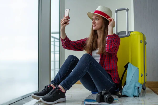 Junge Attraktive Reiseleiterin Freizeitkleidung Mit Gelbem Koffer Und Reisemütze Geht — Stockfoto