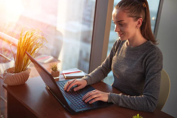 Hermosa Joven Mujer Negocios Sentada Lugar Trabajo Utilizando Una Computadora —  Fotos de Stock