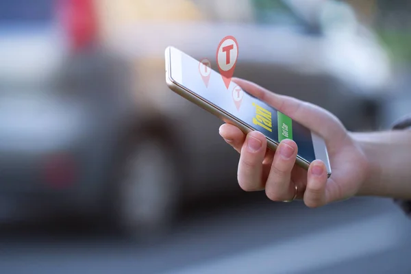 Концепція Обміну Оренди Автомобілів Клієнт Викликає Таксі Через Мобільний Додаток — стокове фото
