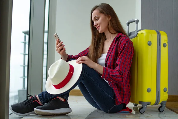 Junge Frau Freizeitkleidung Mit Gelbem Koffer Und Reisemütze Der Hand — Stockfoto