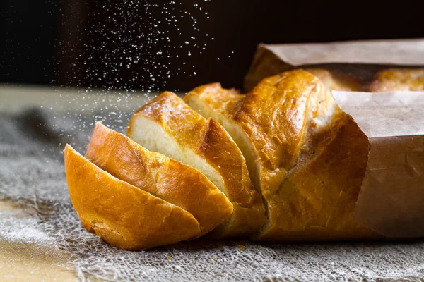 桌子上面包店里的长面包 烘焙产品 黑麦面包 — 图库照片