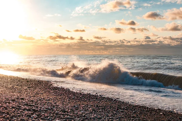 Gün batımında dalgalar ile deniz kıyısı. Gün batımı manzarası. Doğa duvar kağıdı ve arka plan 
