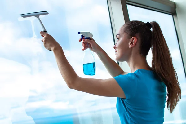 Una Joven Ama Casa Con Una Camiseta Azul Lava Las — Foto de Stock