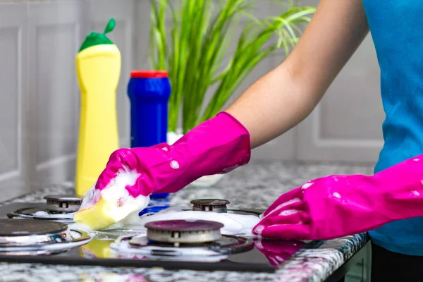 Домохозяйка Цветных Резиновых Перчатках Моет Газовую Плиту Моющим Средством Кухне — стоковое фото