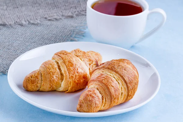 Croissants Recém Assados Prato Uma Xícara Chá Quente Para Café — Fotografia de Stock
