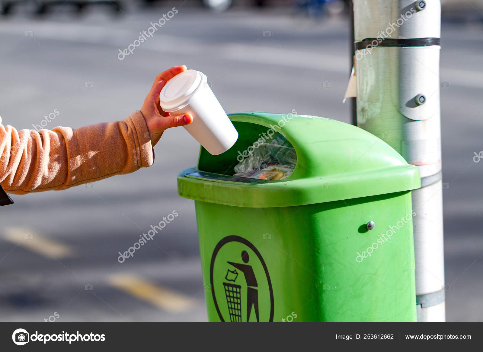 Eine Person Wirft Eine Kaffeetasse Aus Papier Den Mülleimer Kein -  Stockfotografie: lizenzfreie Fotos © goffkein 253612662