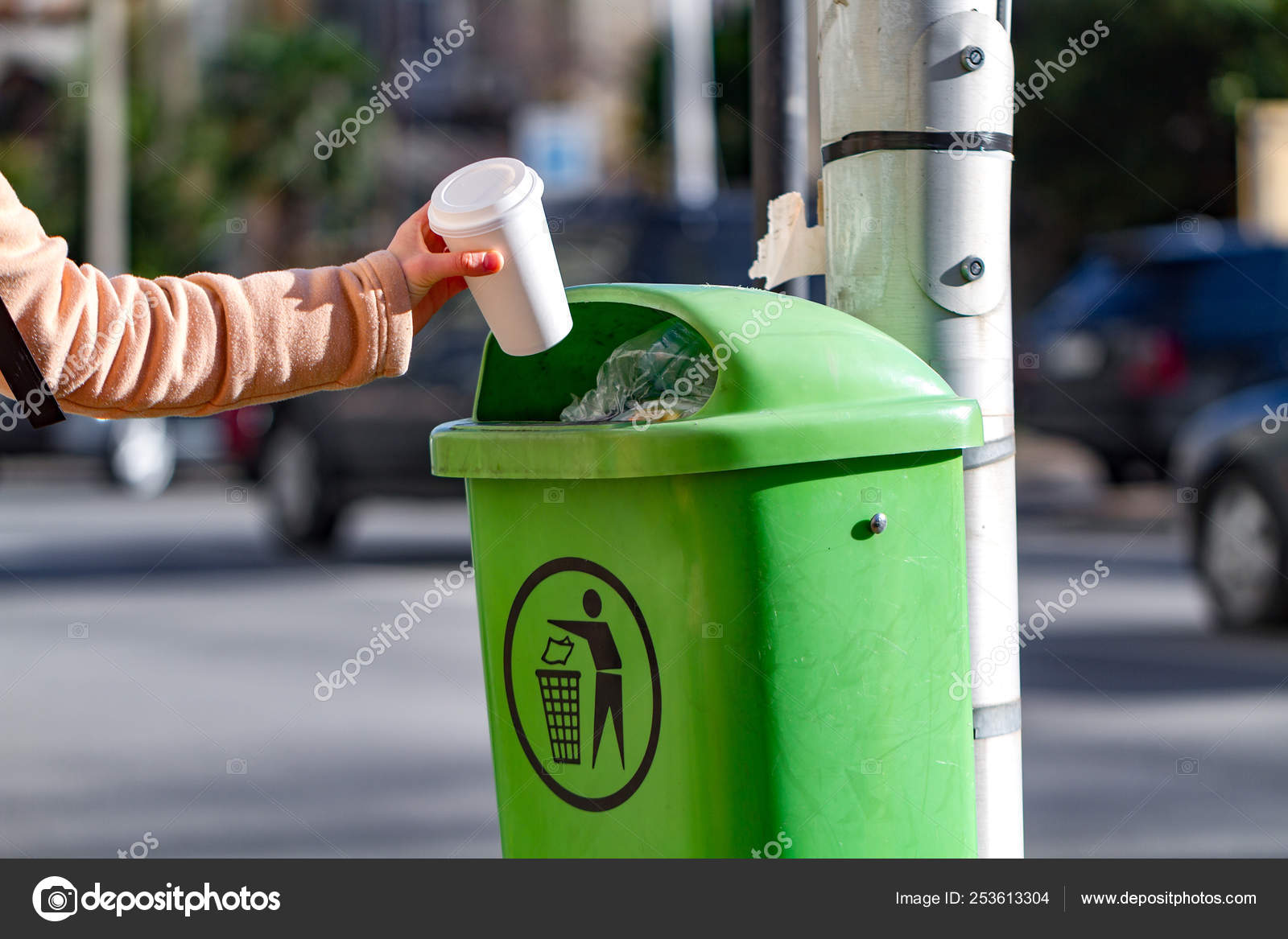 Eine Person Wirft Eine Kaffeetasse Aus Papier Den Mülleimer Kein -  Stockfotografie: lizenzfreie Fotos © goffkein 253612662