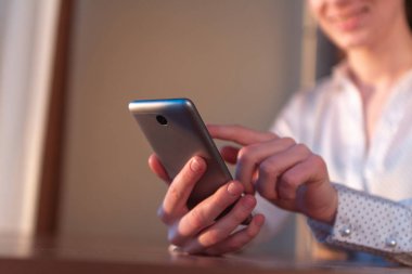 Online iletişim için bir cep telefonu kullanarak, çalışma, alışveriş ve arkadaşlarınızla sohbet. Telefon ve Internet bağımlılığı. Ücretsiz Wi-Fi 