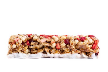 İzole müsli ve Granola bar. Sağlıklı, fitness, tatlı tatlı snack ve lif yiyecek. Mısır gevreği granola bar meyve ve çilek beyaz bir arka plan üzerinde 