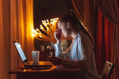 Masaj burun ve gözler tutmak gece, yorgun işçi geç çalışma evinde otururken kapalı. Sıkı ve sedanter çalışma. Uyku ve dinlenme ihtiyacını