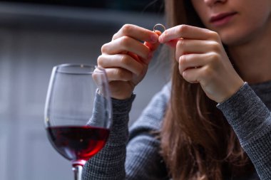 Ağlıyor, holding ve bir nikah yüzüğü arıyorum kadın boşanmış ve