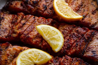 Taze balık ızgara doku. Bir dilim sulu limon ile ızgara somon