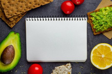 Avokado Kremi, pirinç ekmeği ve çavdar kızarmış ekmek ile taze sandviç, siyah bir arka planda snack için. Fiber gıda ve fitness yeme. Boşluk Kopyala. Üst görünüm 