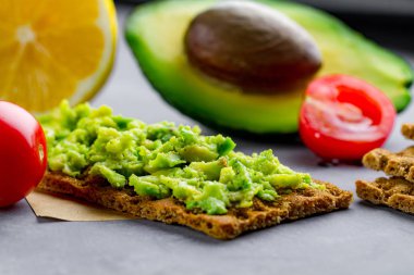 Avokado krem ve çavdar gevrek ekmek için meze ile avokado sandviç. Fiber, fitness ve diyet gıda.