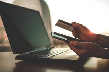 Satın almak ve ödeme mal bir dizüstü bilgisayar, kredi kartı ve cep telefonu kullanarak. Online alışveriş. İhtiyaç, yardım, yatırım insanlara para transferi