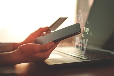 Satın almak ve ödeme mal bir dizüstü bilgisayar, kredi kartı ve cep telefonu kullanarak. Online alışveriş. İhtiyaç, yardım, yatırım insanlara para transferi