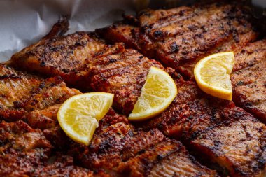 Taze balık ızgara doku. Bir dilim sulu limon ile ızgara somon