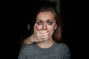 Kocası tarafından yendikten sonra ağlayan bir kadının portresi. Kadın şiddet kavramı. Yerli, kadın şiddet muzdarip kadınlar için yardım. Sosyal ve yaşam problemleri
