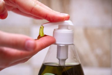 El hijyeni. Kişi tuvalette temizlik ve alkol temizleyici ile sıvı sabun ile el yıkama 