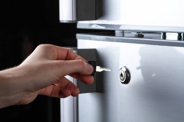 Metal buzdolabı kapı kilidi ile. Depolama gıda ve dondurma. Diyet 