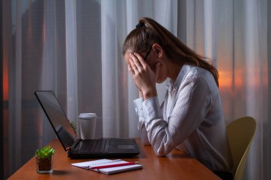 Yorgun iş kadını ile baş ağrısı duygu hasta, mutsuz sırasında 