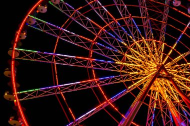 Gecenin bir kısmı yüksek, parlayan dönme dolabı. Batum, Gürcistan  