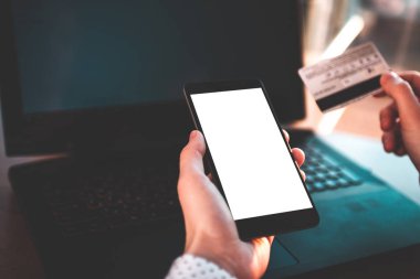 Satın almak ve ödeme mal bir dizüstü bilgisayar, kredi kartı ve cep telefonu kullanarak. Online alışveriş. İhtiyaç, yardım, yatırım insanlara para transferi