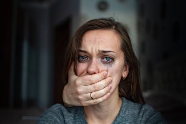 Kocası tarafından yendikten sonra ağlayan bir kadının portresi. Kadın şiddet kavramı. Yerli, kadın şiddet muzdarip kadınlar için yardım. Sosyal ve yaşam problemleri