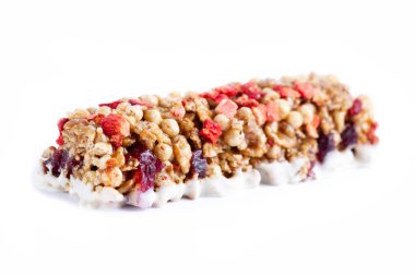 İzole müsli ve Granola bar. Sağlıklı, fitness, tatlı tatlı snack ve lif yiyecek. Mısır gevreği granola bar meyve ve çilek beyaz bir arka plan üzerinde 