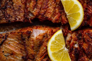 Taze balık ızgara doku. Bir dilim sulu limon ile ızgara somon