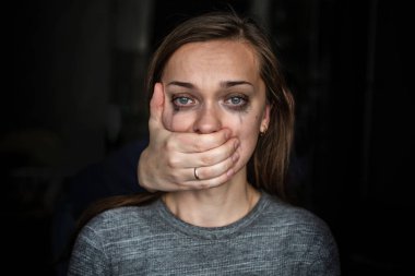 Kocası tarafından yendikten sonra ağlayan bir kadının portresi. Kadın şiddet kavramı. Yerli, kadın şiddet muzdarip kadınlar için yardım. Sosyal ve yaşam problemleri